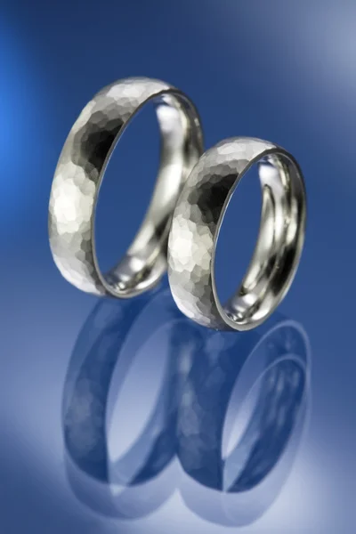 Pár jednoduchých snubní prsteny — Stock fotografie
