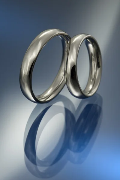 Na nohou snubní prsteny — Stock fotografie