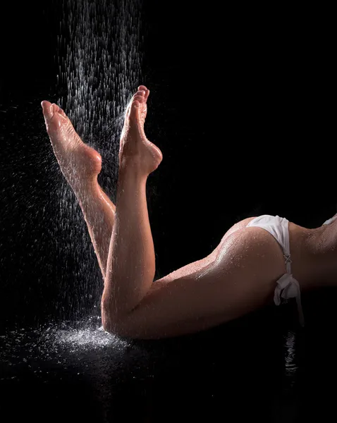Sexy kobieta w białym bikini, tyłki i nogi Under prysznic — Zdjęcie stockowe