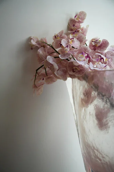 Искусственный цветок в вазе — стоковое фото