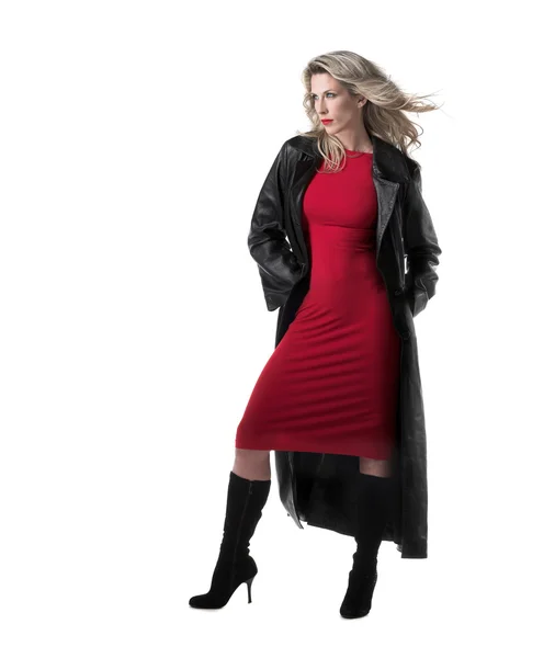 Bella donna bionda magra, vestito rosso, cappotto di pelle nera — Foto Stock