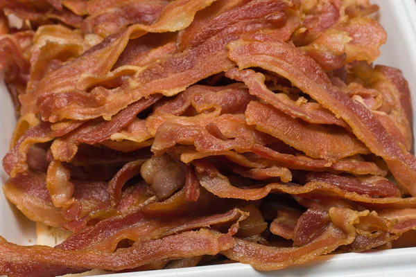 Segmenten van gebakken bacon in plaat — Stockfoto