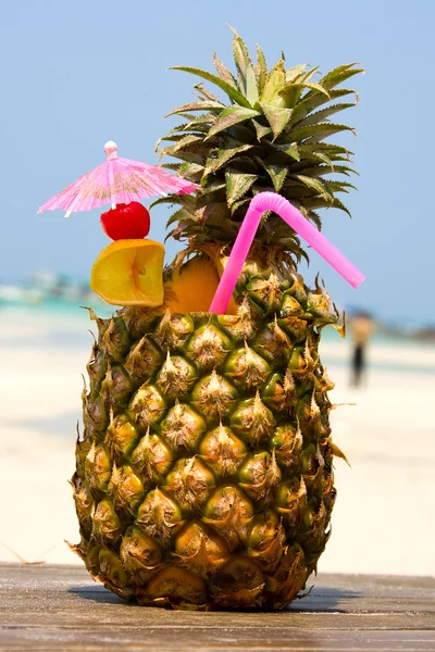 热带鸡尾酒在海滩上 — 图库照片