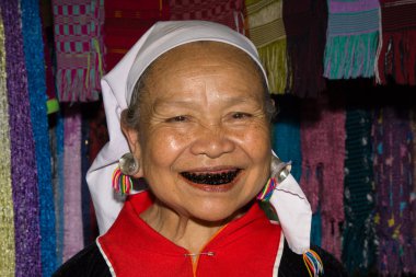 Lahu yaşlı kadın otlar çiğneme nedeniyle siyah dişli.