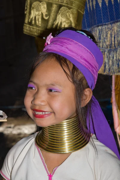 Retrato de Karen chica de la tribu de la colina de cuello largo en la aldea —  Fotos de Stock