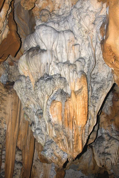 Stalaktiter i en grotta, thailand — Stockfoto