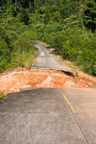 Rottura della strada asfaltata — Foto Stock