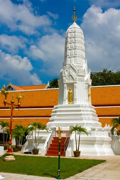 Pagoda bianca nel tempio tailandese — Foto Stock