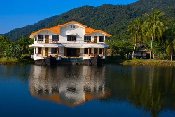 Tropical hotel on the lake, Thailand — стоковое фото