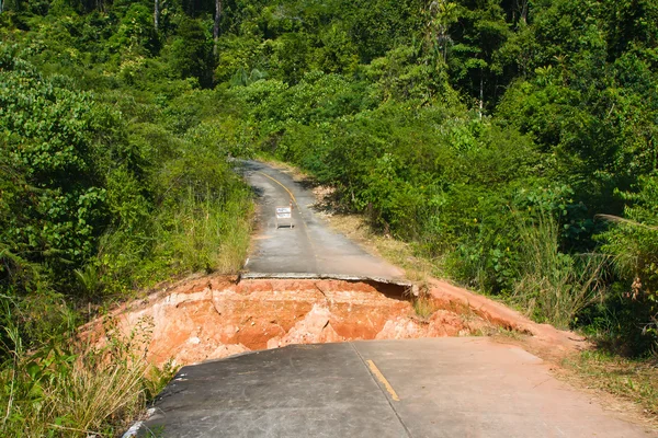 Romper el camino de asfalto —  Fotos de Stock