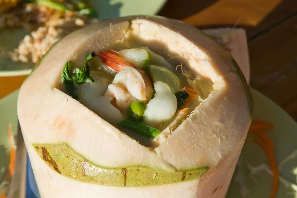 Minestra tailandese con frutti di mare in una noce di cocco — Foto Stock