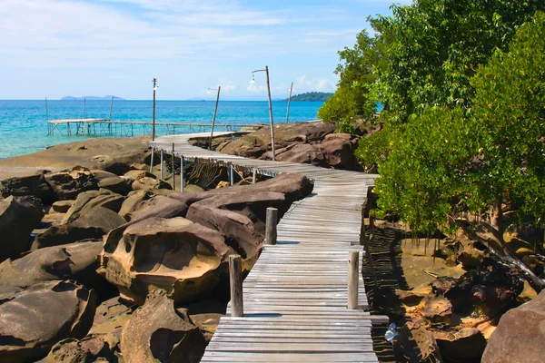 海に木製の散歩道。島クット島、タイ . — ストック写真