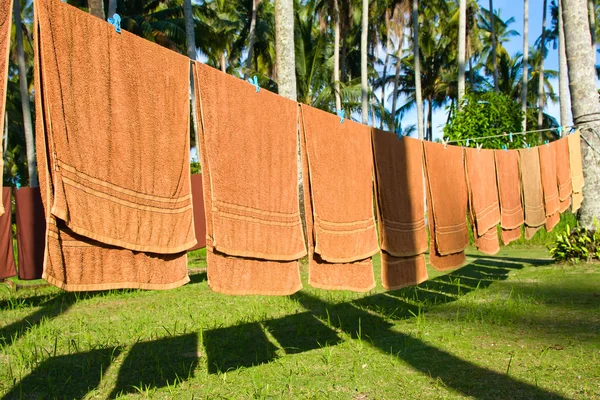 Свежие чистые полотенца отеля высыхают на улице — стоковое фото
