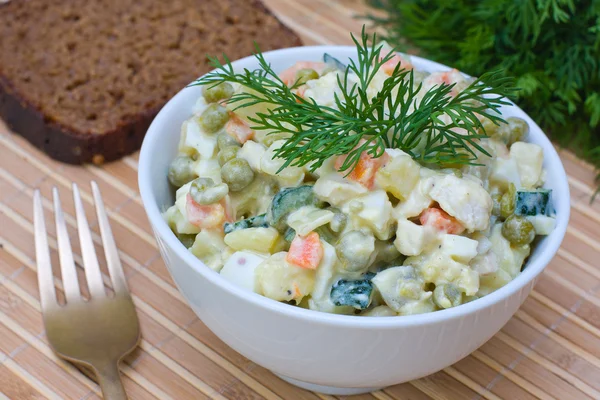 Russische traditionele salade olivier — Stockfoto