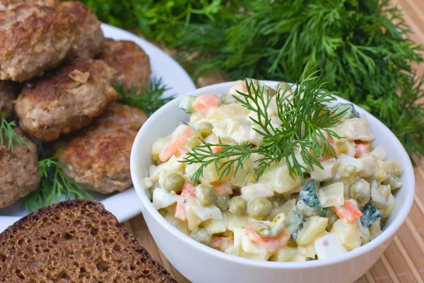 Традиційний Російський салат Олів'є — стокове фото