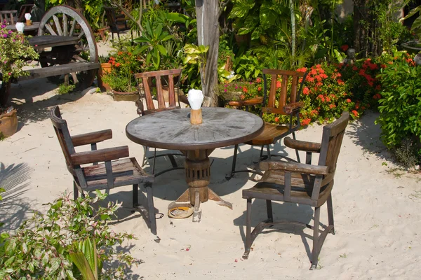 उष्णकटिबंधीय बागेत टेबल आणि खुर्च्या — स्टॉक फोटो, इमेज