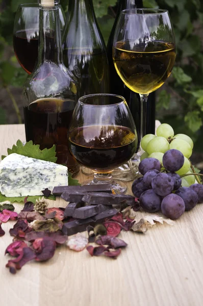 Vína a brandy, sýry a čokoládou — Stock fotografie