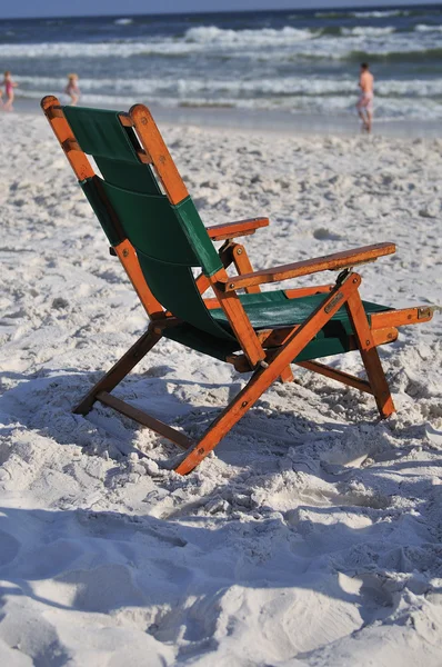 En tom stol vid stranden — Stockfoto