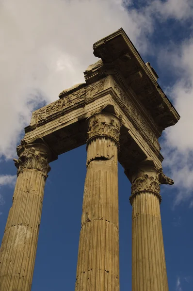 Apollo starożytnych kolumn — Zdjęcie stockowe