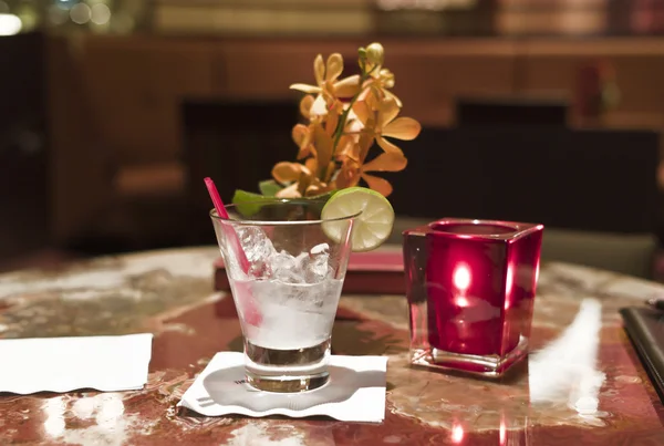 Koktélos pohár, egy asztal egy bárban Stock Fotó