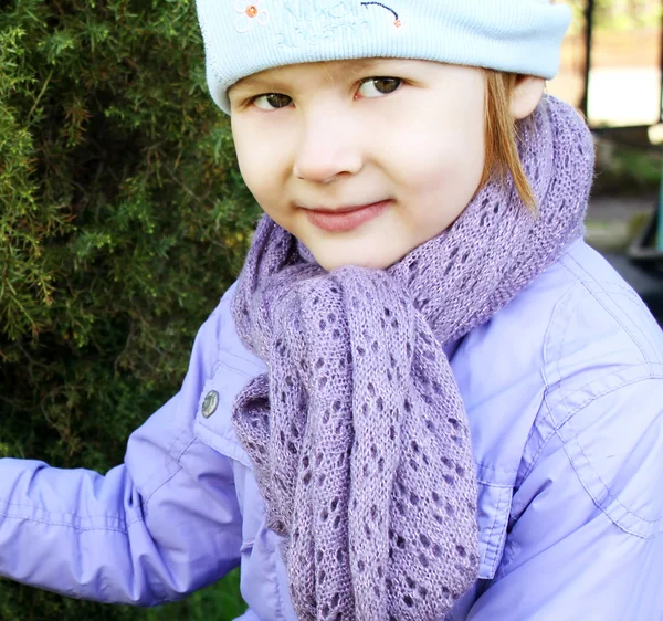 스카프를 착용 하는 아이 스톡 사진