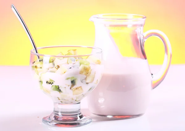 Yoghurt dessert med frukt — Stockfoto