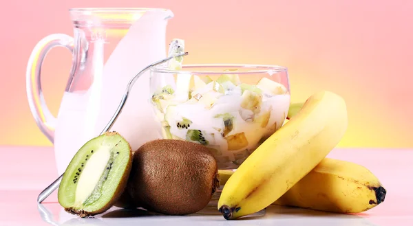 Sobremesa de iogurte com frutas — Fotografia de Stock