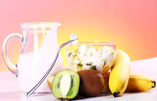 Yoghurt dessert met vruchten — Stockfoto