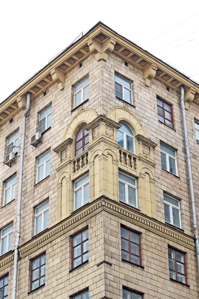 키 큰 백색 벽돌 건물 — 스톡 사진