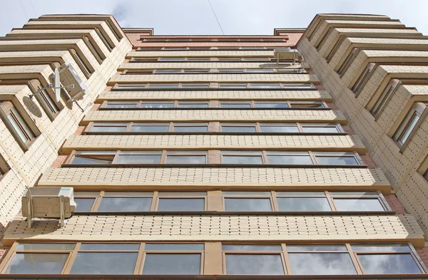 Moderna och eleganta levande block av lägenheter - upp syn — Stockfoto
