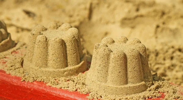 白い背景の上の砂の上の砂のケーキ — ストック写真