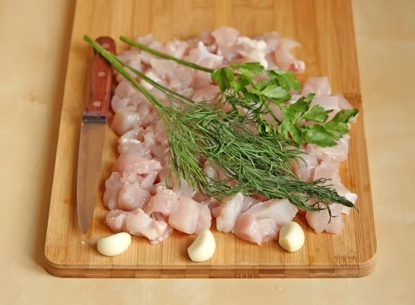 Куриное филе с петрушкой, чеснок и нож — стоковое фото