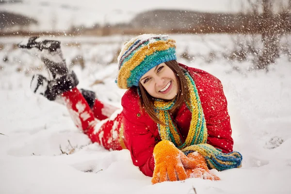 Die junge Frau im Winter im Schnee Stockbild