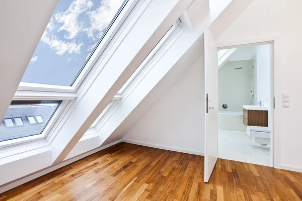 Zonovergoten hedendaagse appartement met moderne badkamer — Stockfoto