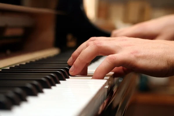 弹钢琴的演奏人的手里 — 图库照片