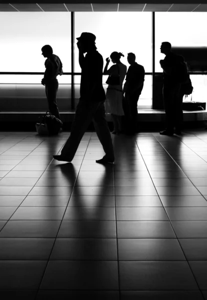 Silhouettes at the airport — Stock Photo, Image