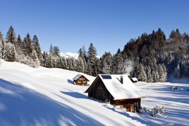 Alplerde pastoral kış manzarası