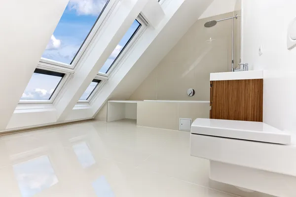Słoneczne nowoczesna łazienka, nowoczesne mieszkania — Zdjęcie stockowe