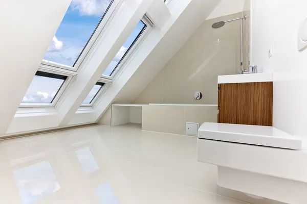 Bagno moderno illuminato dal sole dell'appartamento Contemporary — Foto Stock