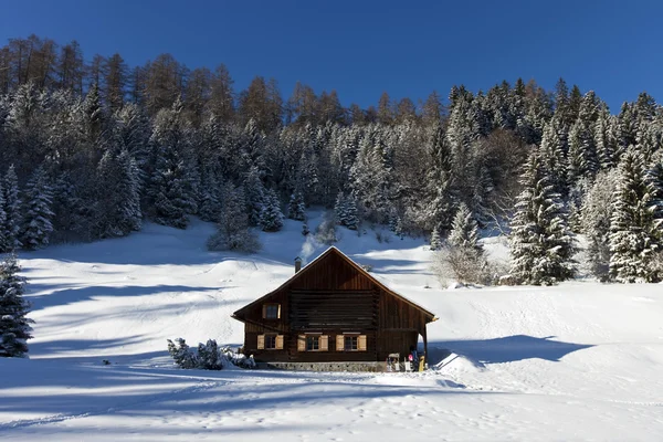 Деревянная хижина зимой — стоковое фото