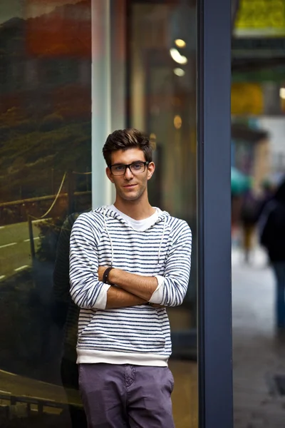 Hűvös fiatalember előtt a városi környezetben — Stock Fotó