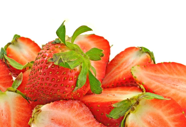 Intakt och skär röda jordgubbar — Stockfoto