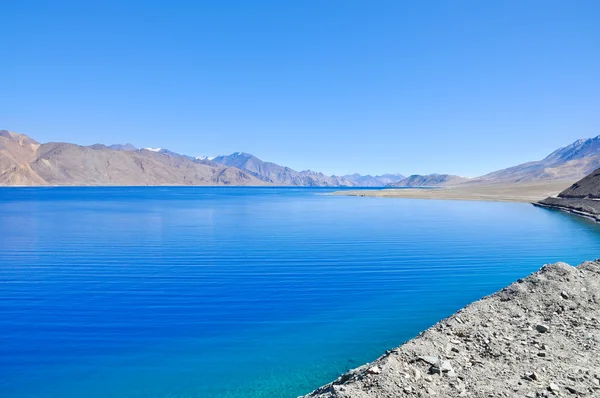Alpské jezero s modrou vodou — Stock fotografie