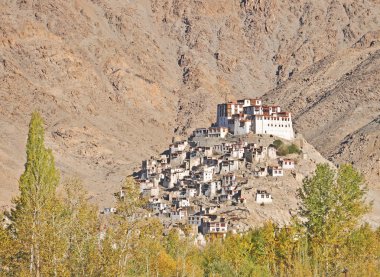 Budist manastır tepesi tepesinde