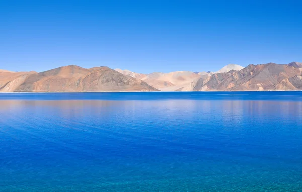 Alpské jezero s modrou vodou — Stock fotografie