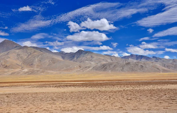 Mountain desert med mönster av moln — Stockfoto