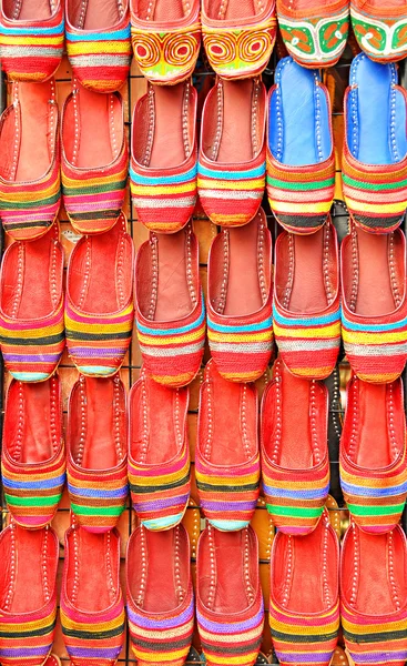 Rote handgefertigte Schuhe arrangiert — Stockfoto