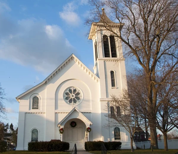 Gran iglesia blanca —  Fotos de Stock