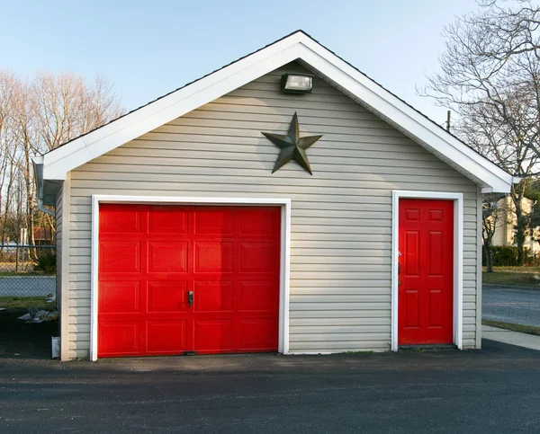 Червоні двері гаража — стокове фото