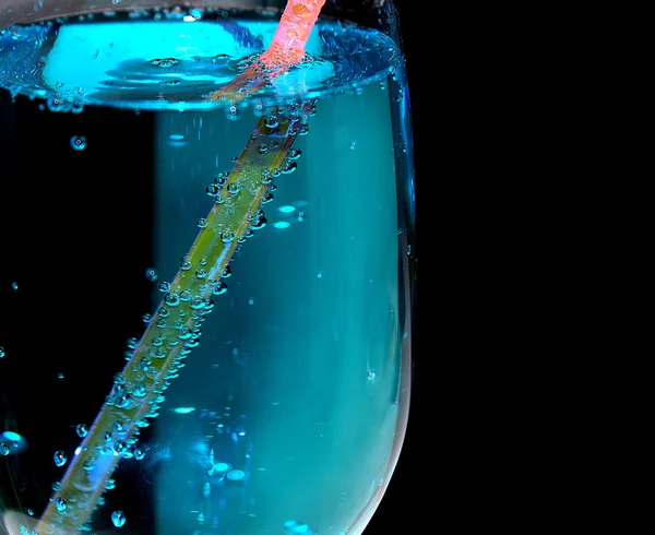 Cóctel azul con paja en botellas —  Fotos de Stock